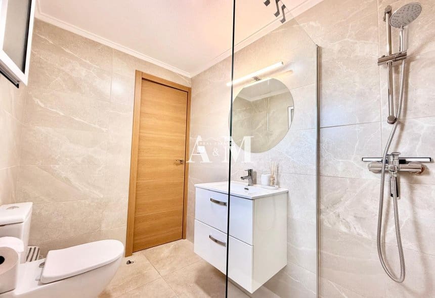 Bungalow de 2 habitaciones en Torrevieja en alquiler con piscina - 850 € (Ref: 10121096)