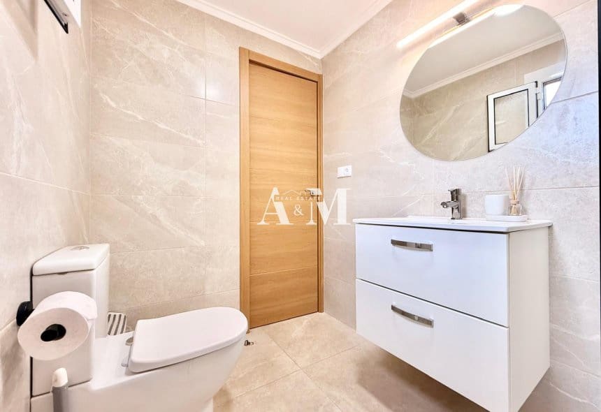 Bungalow de 2 habitaciones en Torrevieja en alquiler con piscina - 850 € (Ref: 10121096)