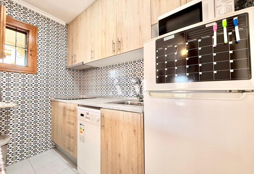 Bungalow de 2 habitaciones en Torrevieja en alquiler con piscina - 850 € (Ref: 10121096)