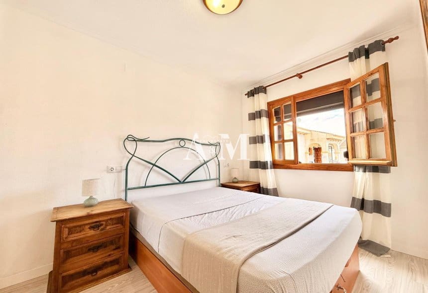 Bungalow de 2 habitaciones en Torrevieja en alquiler con piscina - 850 € (Ref: 10121096)