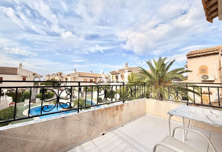 Bungalow de 2 habitaciones en Torrevieja en alquiler con piscina - 850 € (Ref: 10121096)
