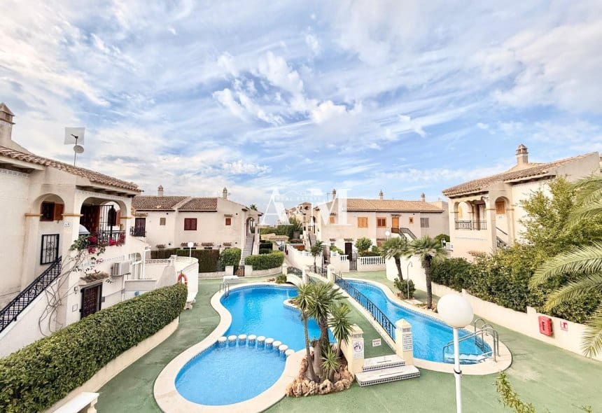 Bungalow de 2 habitaciones en Torrevieja en alquiler con piscina - 850 € (Ref: 10121096)