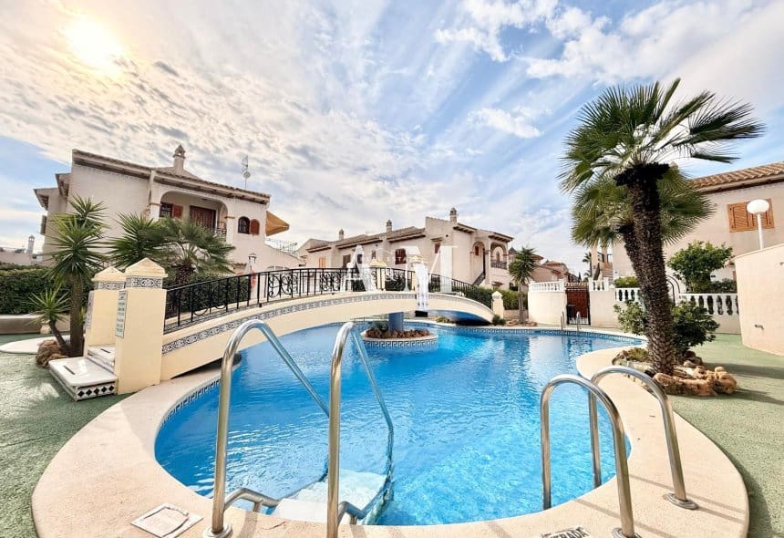 Bungalow de 2 habitaciones en Torrevieja en alquiler con piscina - 850 € (Ref: 10121096)