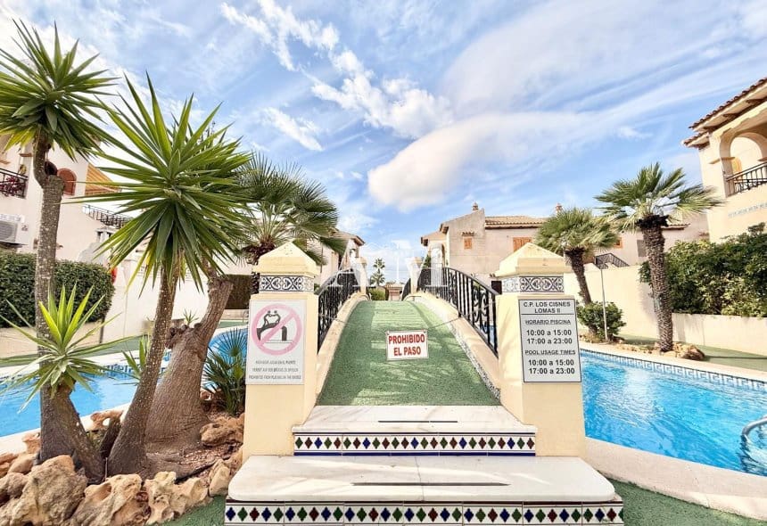 Bungalow de 2 habitaciones en Torrevieja en alquiler con piscina - 850 € (Ref: 10121096)
