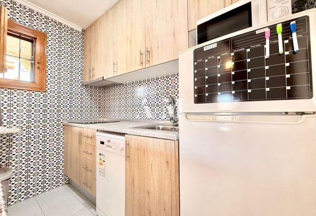 Bungalow de 2 habitaciones en Aguas Nuevas, Torrevieja en alquiler con piscina - 850 € (Ref: 10121096)