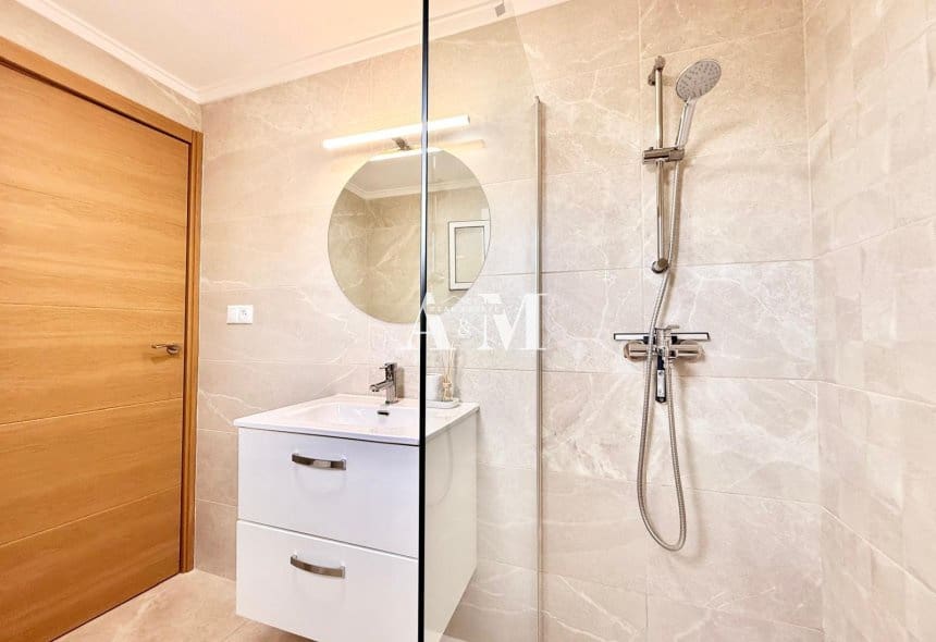Bungalow de 2 habitaciones en Torrevieja en alquiler con piscina - 850 € (Ref: 10121096)