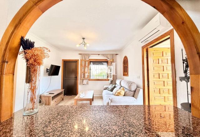 Bungalow de 2 habitaciones en Aguas Nuevas, Torrevieja en alquiler con piscina - 850 € (Ref: 10121096)