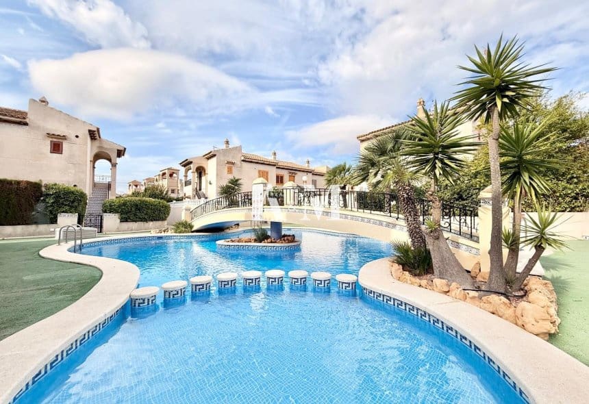 Bungalow de 2 habitaciones en Torrevieja en alquiler con piscina - 850 € (Ref: 10121096)