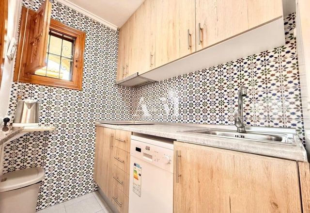 Bungalow de 2 habitaciones en Aguas Nuevas, Torrevieja en alquiler con piscina - 850 € (Ref: 10121096)