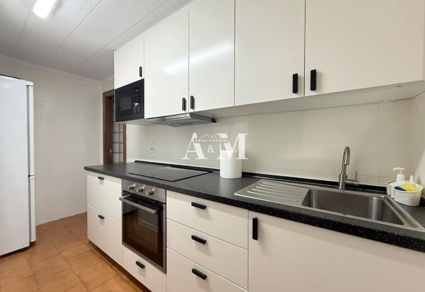 Appartement de Plage de 3 chambres à louer à Torrevieja avec piscine garage - 1 000 € (Ref: 10156789)