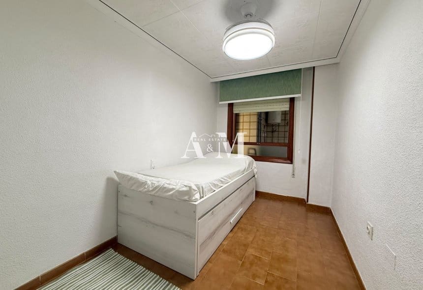 Appartement de Plage de 3 chambres à louer à Torrevieja avec piscine garage - 1 000 € (Ref: 10156789)