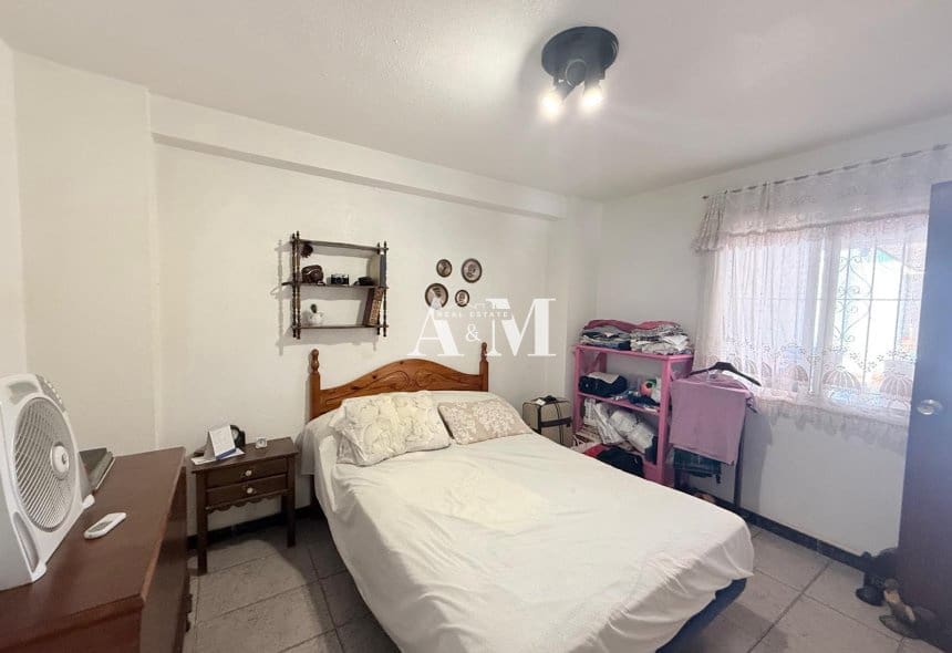 5 bedroom Villa for rent in Guardamar del Segura with garage - € 1,100 (Ref: 10156927)