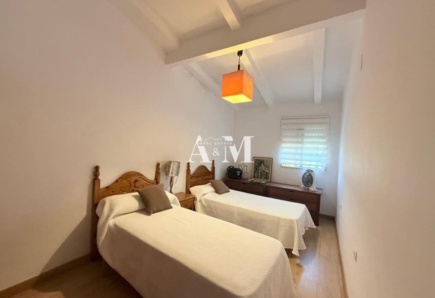 5 bedroom Villa for rent in Guardamar del Segura with garage - € 1,100 (Ref: 10156927)