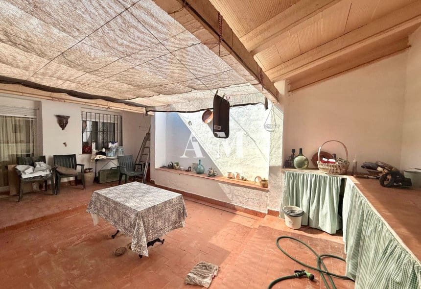 5 bedroom Villa for rent in Guardamar del Segura with garage - € 1,100 (Ref: 10156927)