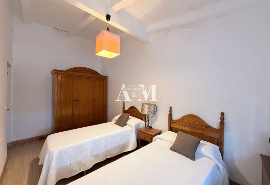 5 bedroom Villa for rent in Guardamar del Segura with garage - € 1,100 (Ref: 10156927)