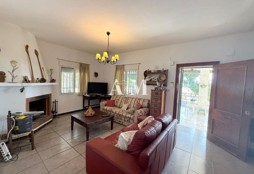 5 bedroom Villa for rent in Guardamar del Segura with garage - € 1,100 (Ref: 10156927)