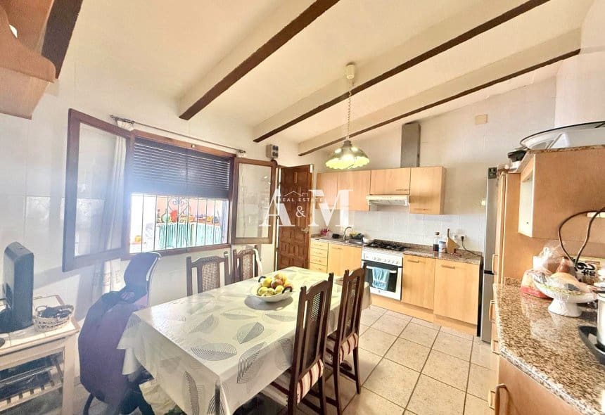 5 bedroom Villa for rent in Guardamar del Segura with garage - € 1,100 (Ref: 10156927)