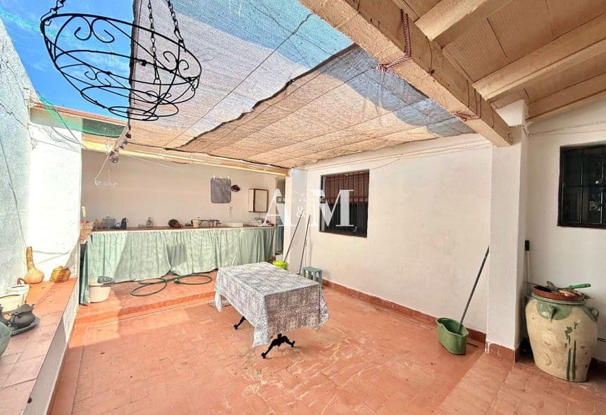 5 bedroom Villa for rent in Guardamar del Segura with garage - € 1,100 (Ref: 10156927)