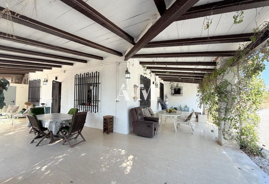 5 bedroom Villa for rent in Guardamar del Segura with garage - € 1,100 (Ref: 10156927)