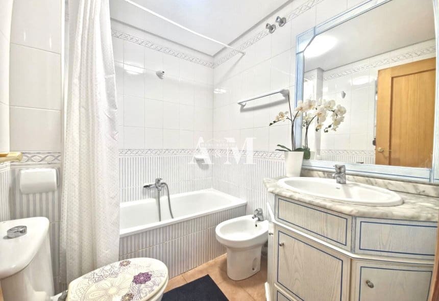 2 bedroom Apartment for rent in Torrevieja with pool - € 950 (Ref: 10160248)