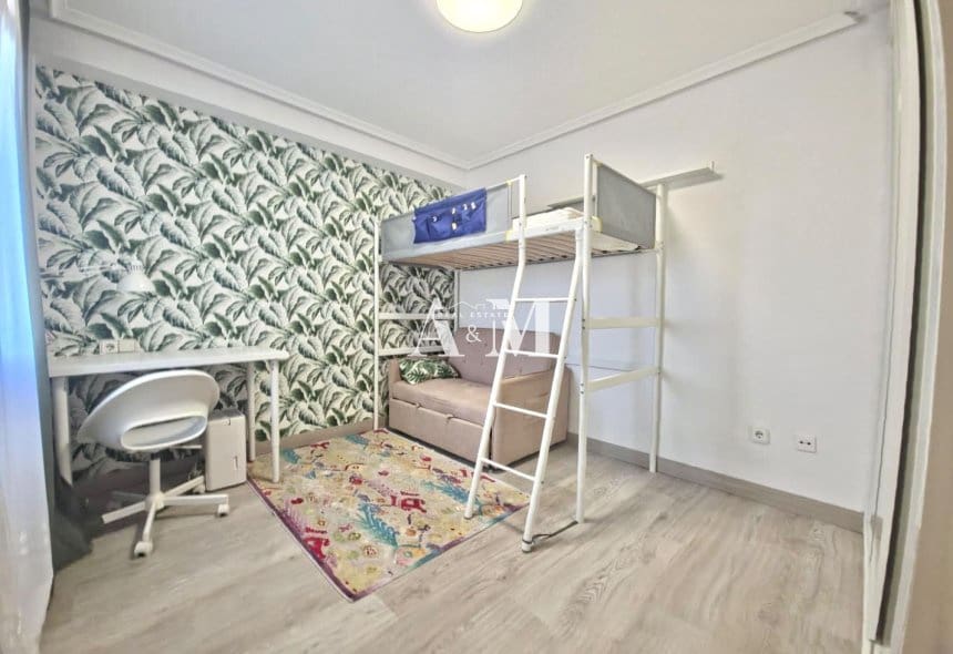 2 bedroom Apartment for rent in Torrevieja with pool - € 950 (Ref: 10160248)
