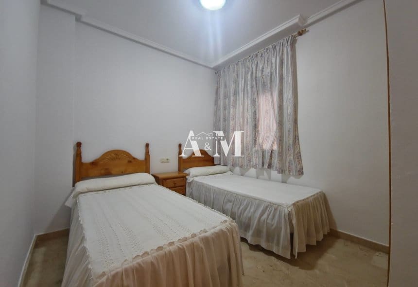 2 slaapkamer Strandappartement te huur in Torrevieja - € 750 (Ref: 10165354)