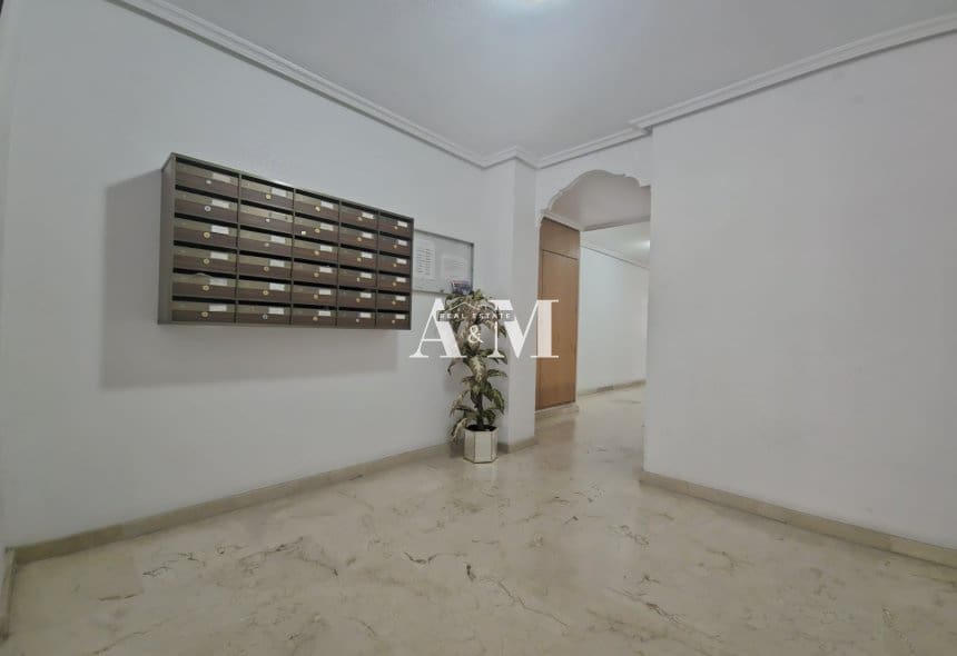 2 slaapkamer Strandappartement te huur in Torrevieja - € 750 (Ref: 10165354)