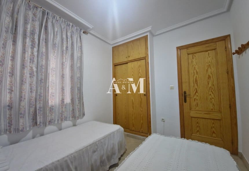 2 slaapkamer Strandappartement te huur in Torrevieja - € 750 (Ref: 10165354)
