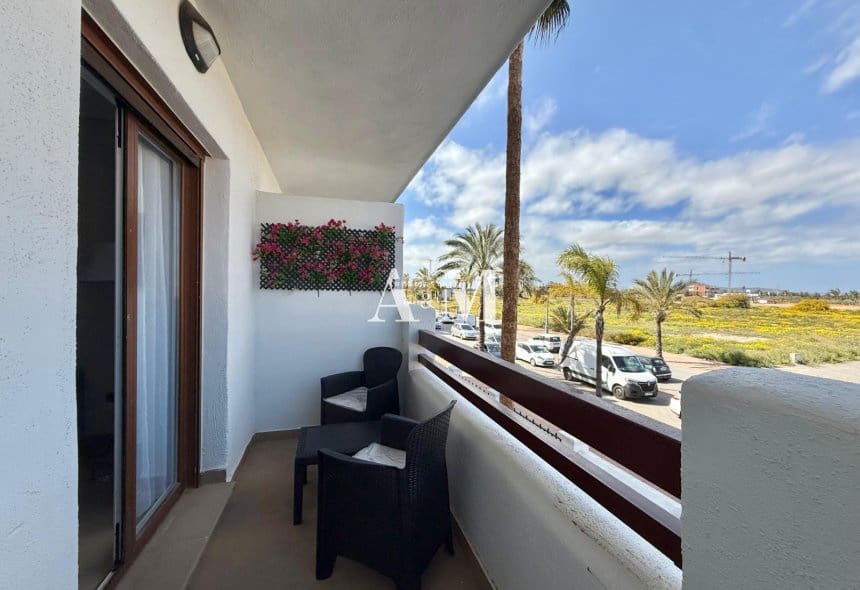 2 soverom Leilighet til leie i Los Alcazares med svømmebasseng garasje - € 850 (Ref: 10165426)