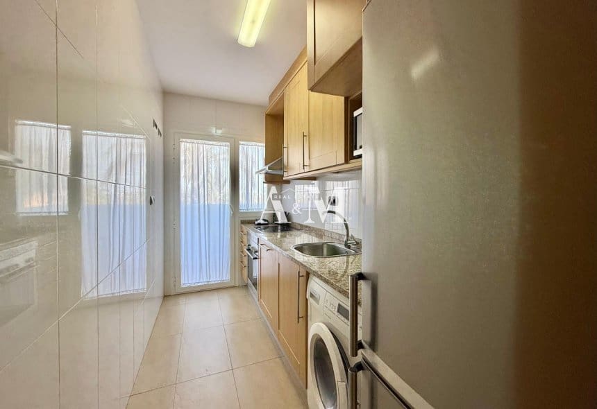 2 soverom Leilighet til leie i Los Alcazares med svømmebasseng garasje - € 850 (Ref: 10165426)