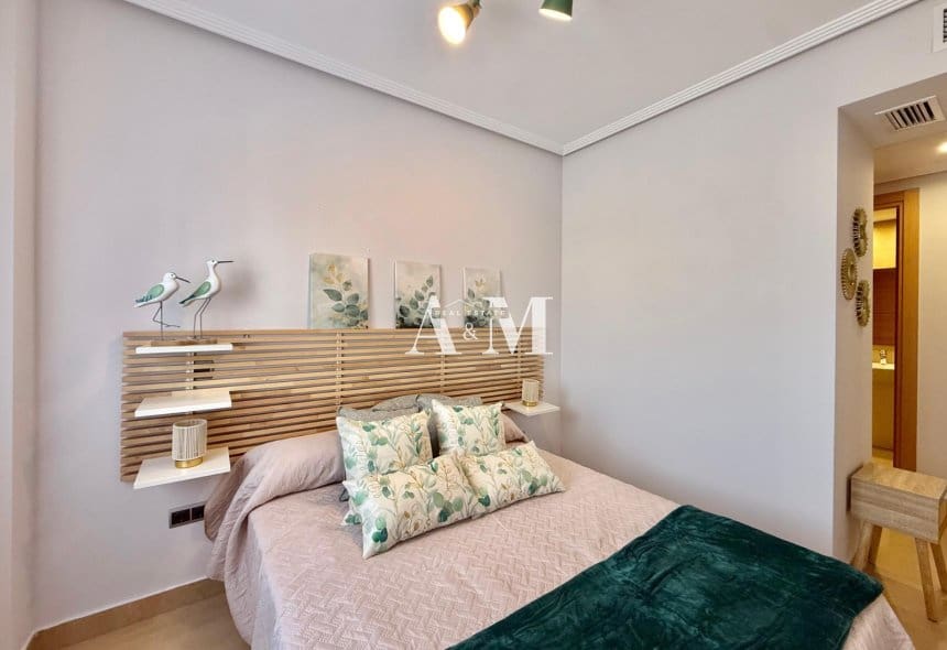 2 soverom Leilighet til leie i Los Alcazares med svømmebasseng garasje - € 850 (Ref: 10165426)
