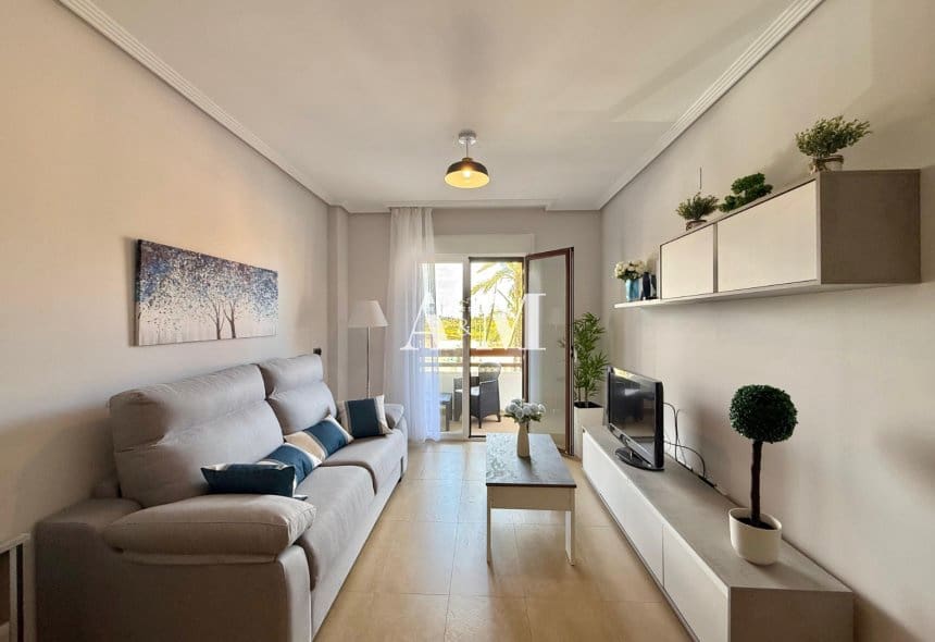 2 soverom Leilighet til leie i Los Alcazares med svømmebasseng garasje - € 850 (Ref: 10165426)