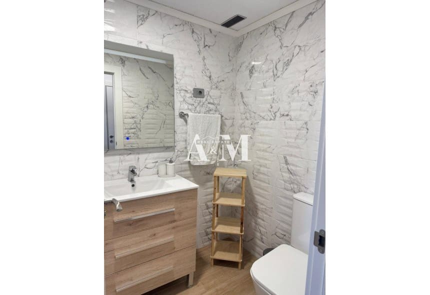Apartamento de 2 habitaciones en Punta Prima en alquiler con piscina garaje - 1.200 € (Ref: 10165550)