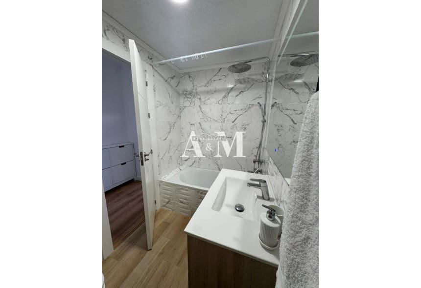 Apartamento de 2 habitaciones en Punta Prima en alquiler con piscina garaje - 1.200 € (Ref: 10165550)