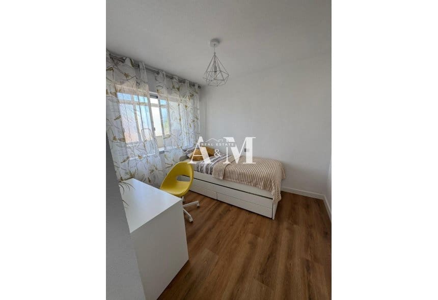 Apartamento de 2 habitaciones en Punta Prima en alquiler con piscina garaje - 1.200 € (Ref: 10165550)