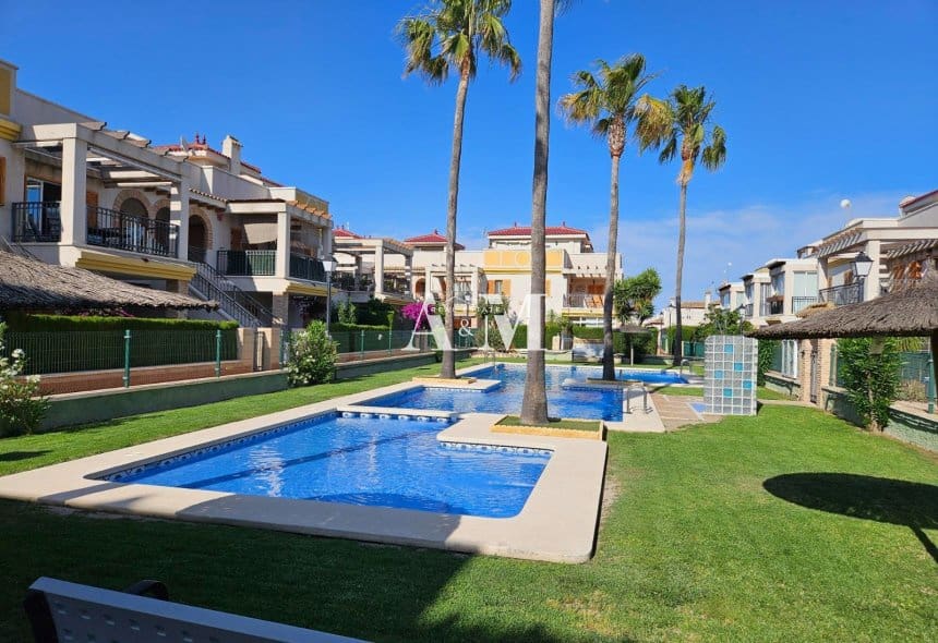 Appartement de 2 chambres à louer à Alicante ville avec piscine - 990 € (Ref: 10165671)