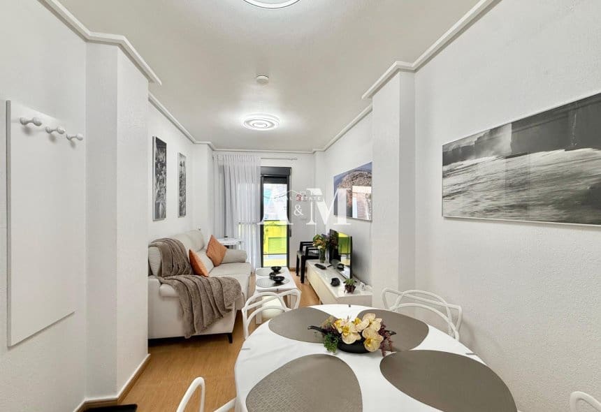 2 soveværelse Strandlejlighed til leje i Torrevieja - € 850 (Ref: 10175617)