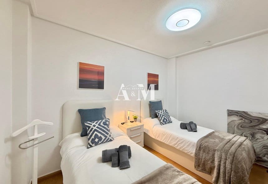 2 soveværelse Strandlejlighed til leje i Torrevieja - € 850 (Ref: 10175617)