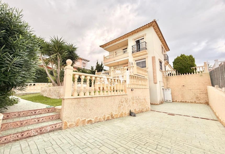 4 camera da letto Villa da affittare in Torrevieja con piscina garage - 2.200 € (Rif: 10182203)