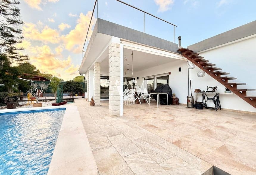 3 soveværelse Villa til leje i La Marina med swimmingpool garage - € 2.200 (Ref: 10183457)