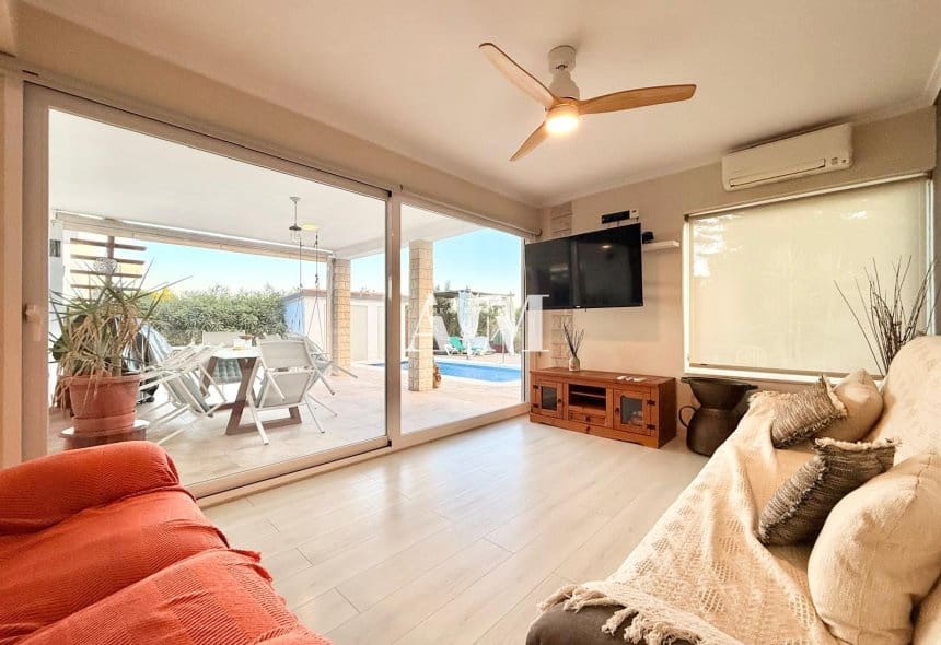 3 soveværelse Villa til leje i La Marina med swimmingpool garage - € 2.200 (Ref: 10183457)