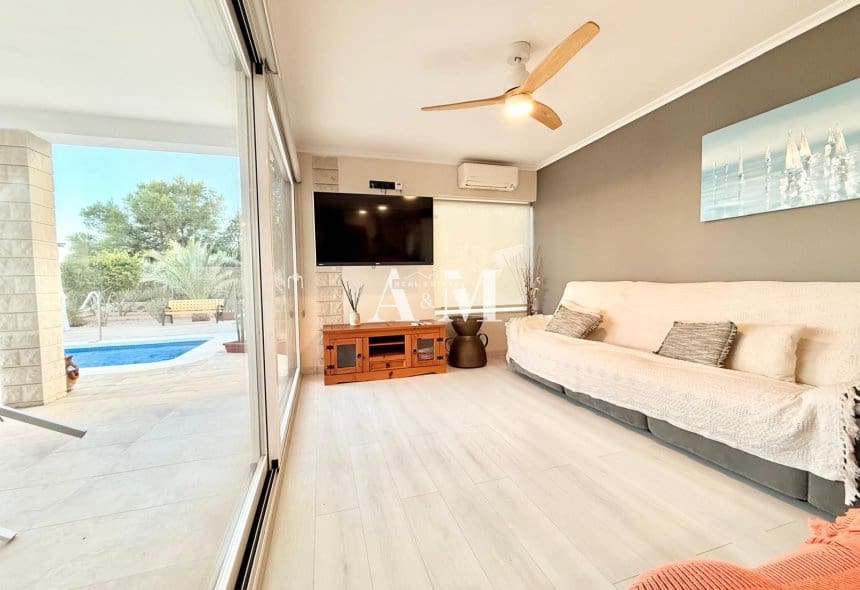 3 soveværelse Villa til leje i La Marina med swimmingpool garage - € 2.200 (Ref: 10183457)