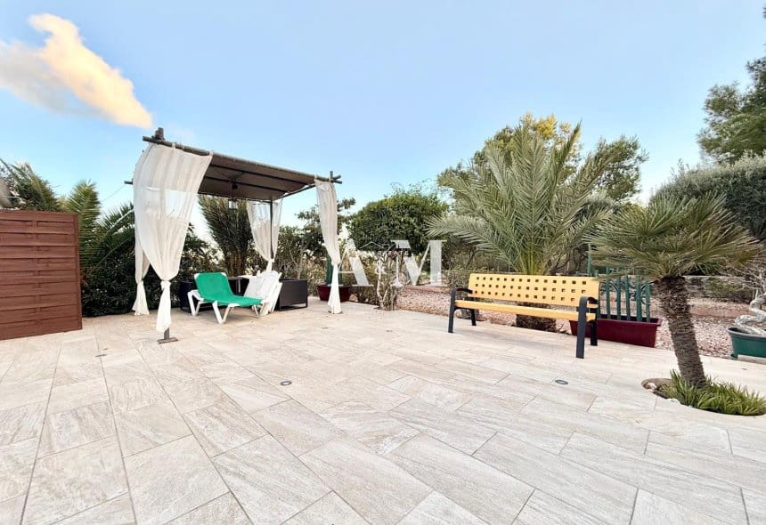 3 soveværelse Villa til leje i La Marina med swimmingpool garage - € 2.200 (Ref: 10183457)