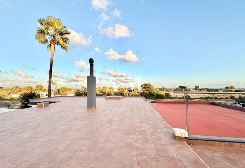 3 soveværelse Villa til leje i La Marina med swimmingpool garage - € 2.200 (Ref: 10183457)