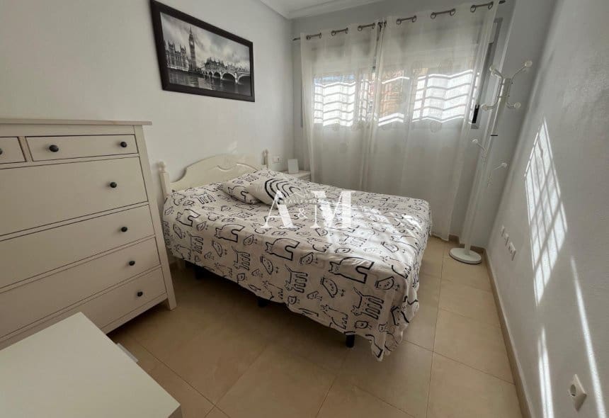 1 slaapkamer Appartement te huur in Punta Prima met zwembad - € 800 (Ref: 10185936)
