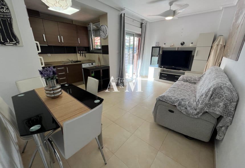 1 slaapkamer Appartement te huur in Punta Prima met zwembad - € 800 (Ref: 10185936)
