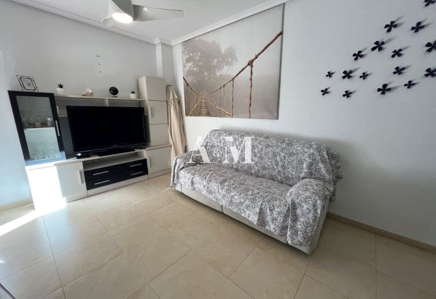 1 slaapkamer Appartement te huur in Punta Prima met zwembad - € 800 (Ref: 10185936)