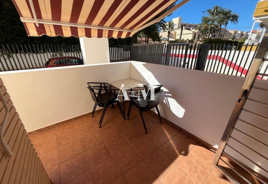 1 slaapkamer Appartement te huur in Punta Prima met zwembad - € 800 (Ref: 10185936)
