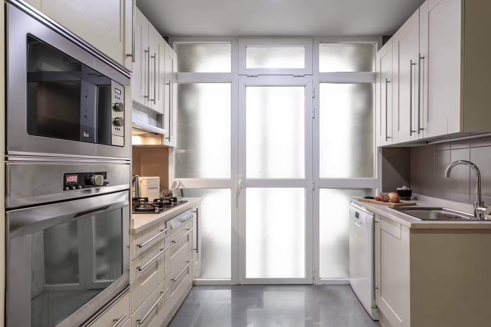 3 quarto Apartamento para arrendar em Madrid cidade - 1 200 € (Ref: 10029836)