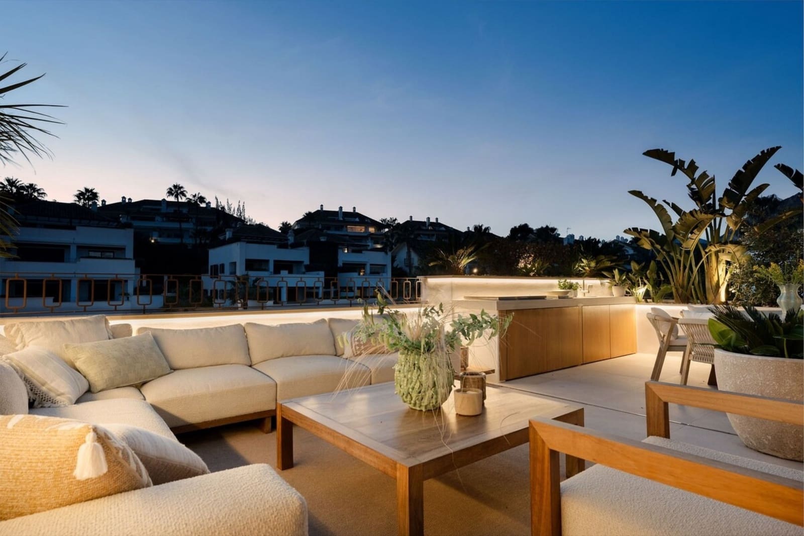 3 bedroom Flat for rent in Marbella with pool - € 2,200 (Ref: 10033218)